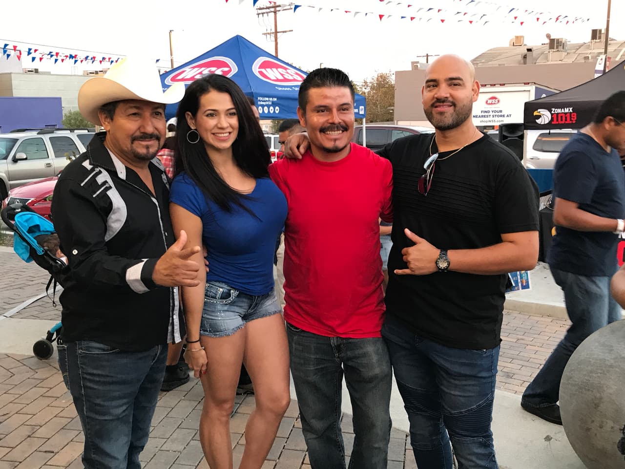 El Bueno, La Mala y El Feo llenaron las calles de seguidores de Christian Nodal para su primer encuentro con sus fans en la ciudad de Los Ángeles.