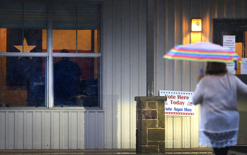 Una votante acude a votar a pesar de la lluvia de la mañana del 8 de noviembre en Anetta, Texas. Foto: Ron Jenkins.