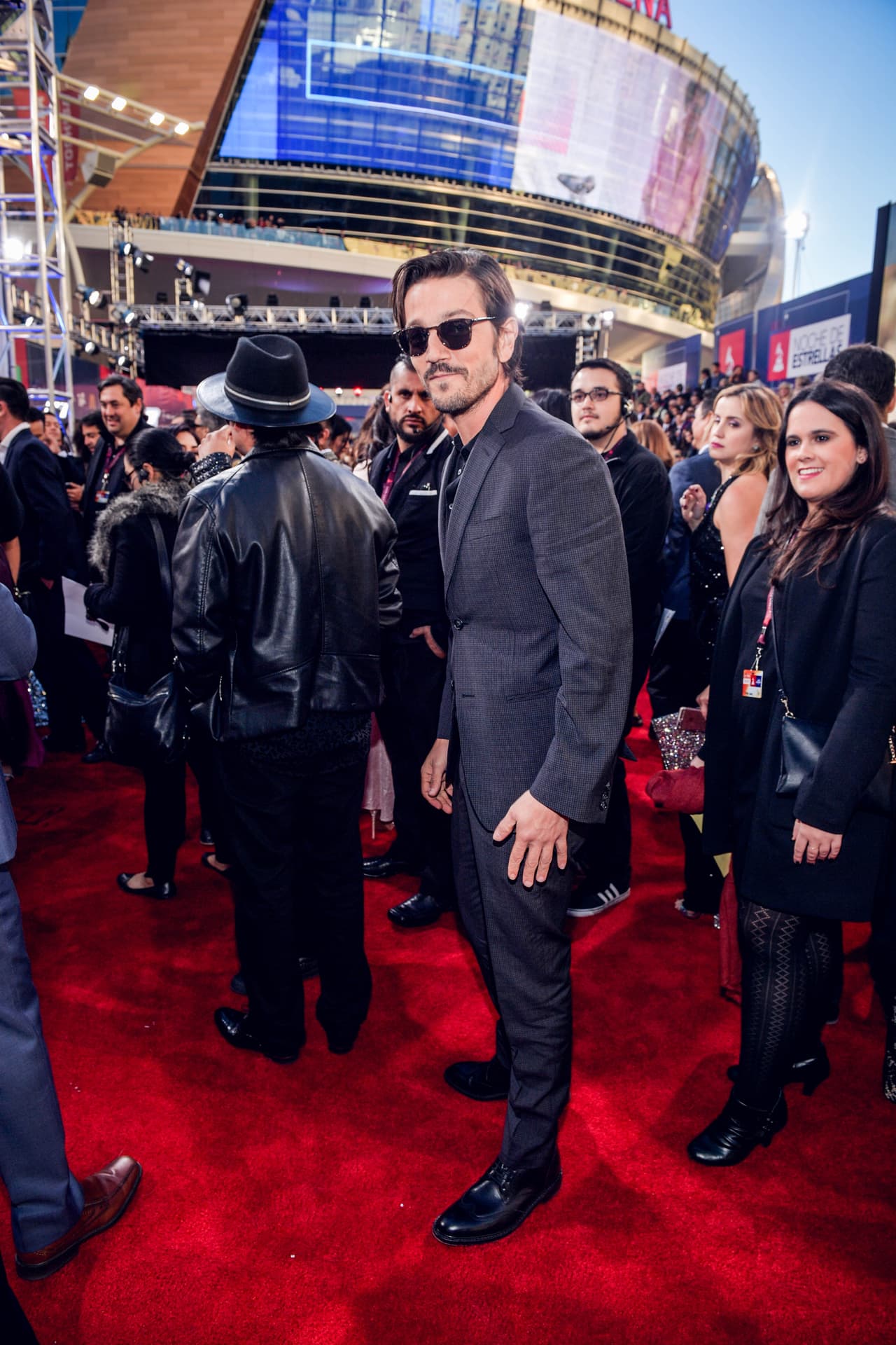 Diego Luna recorrió la alfombra a toda prisa.