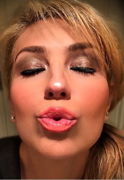 Thalía es tan cariñosa que dar besos es una de las cosas que más disfruta, ella sabe que sus fans se vuelven locos con estas sorpresas.