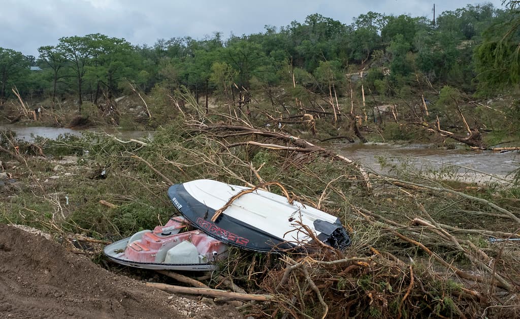 Al menos otros 
<b>tres campamentos de verano en la zona tomaron medidas antes del desbordamiento del río Guadalupe en Texas</b>. Se informó que ante pronósticos del Servicio Nacional de Meteorología, los organizadores de los campamentos 
<b>Mo-Ranch, Sierra Vista y Rio Vista</b> hicieron ajustes para evitar una tragedia.