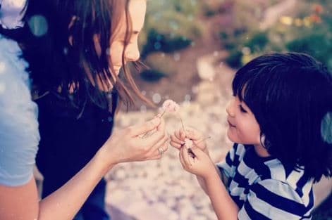 "[...] Hay quienes confunden mi introversión con 'falta de autoestima' pero quien realmente me conoce, sabe que soy una mujer fuerte e independiente al igual que mis ideas. Por eso, hoy te presento a mi familia, el microcosmos donde habito y donde soy un ser invencible e intocable [...]", escribió la cantante junto a la postal familiar.