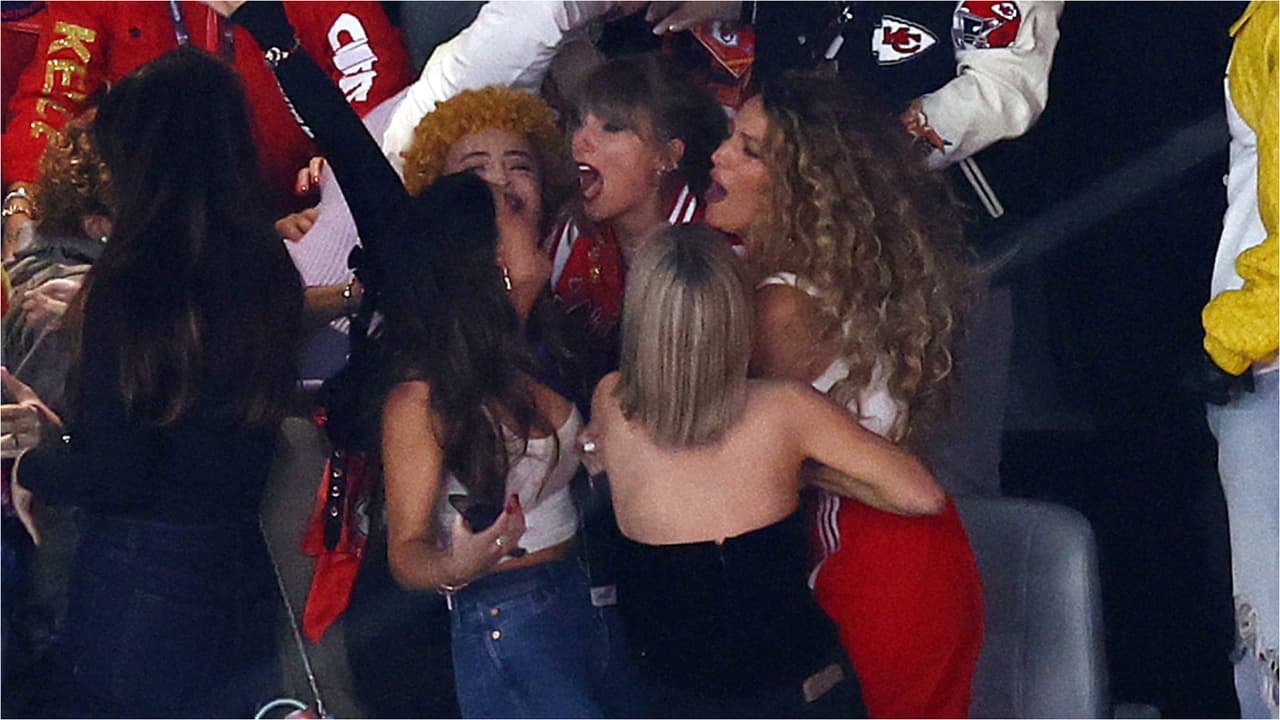 Taylor Swift festejó eufórica con sus amigas el triunfo del equipo de su novio, Travis Kelce, en el Super Bowl 2024.