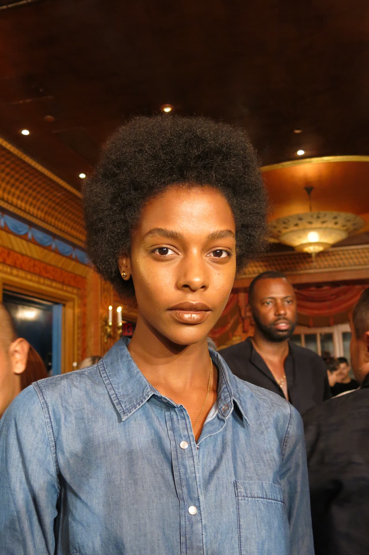 Rizaron las pestañas y aplicaron máscara transparente. También peinaron las cejas pero no les dieron color.
<br>