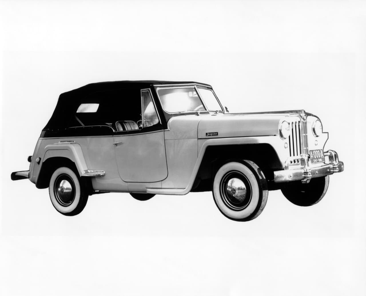 Otros de los subproductos de la familia Jeep fue el famoso
<b>Jeepster </b>creado por Willys como puente entre el Jeep CJ, considerado como mera maquinaria industrial y agrícola, y el mercado de vehículos de pasajeros. Fabricado entre 1948 y 1950 el Jeepster no fue el éxito que su fabricante deseaba, su precio era una de la razones principales. Hoy sin embargo es considerado un importante auto de colección.
<br>
<br>En 1966 Kaiser resucitó al Jeepster, basado en el CJ-5 con mucho más éxito. El segundo Jeepster, cuyo nombre oficial fue
<b>Jeepster Commando</b> hasta 1971, y Jeep Commando de 1971 a 1973, era una rareza para su época que fundia un aire deportivo con su naturaleza eminentemente utilitaria.