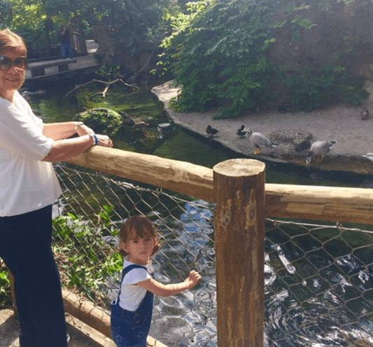 Cuando su abuelita está de visita en Miami, también la acompaña en sus divertidas aventuras.