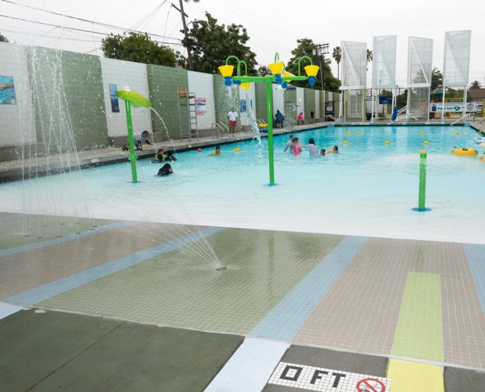 <b>CENTRAL POOL:</b>
<br>Esta piscina estará abierta en horario regular durante la mayor parte del verano, con cambios para los fines de semana 1:00 p.m. a 5:00 p.m. a partir del 11 de septiembre hasta el 26 de septiembre de 2022.
<br>Registro: puedes registrarte visitando el portal www.laparks.org/aquatic/summer/central-pool
<br>Dirección: 1357 E. 22nd St., Los Angeles, CA 90011
<br>Área de Servicio al Vecindario: Sur Los Angeles
<br>Teléfono: (213) 746-4023
<br>
<a href="https://www.google.com/maps/search/?api=1&query=1357%20E.%2022nd%20St.,%20Los%20Angeles,%20CA%2090011"><u>Cómo llegar</u></a>
<br>