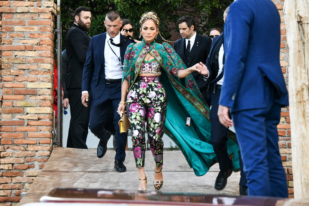 La pareja regresó a Venecia luego de una semana de haber estado en la ciudad, pues JLo fue una de las celebridades invitadas al desfile de Dolce Gabbana.
<br>