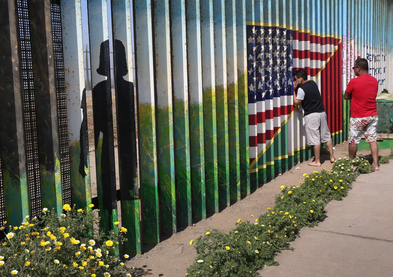 La barda que divide a Estados Unidos de México, entre Tijuana y San Diego es un lugar de encuentro entre familiares separados por la frontera, está llena de grafitis emotivos sobre la inmigración.