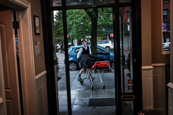 Así como de trasladarlos a los cementerios en los que serán enterrados.