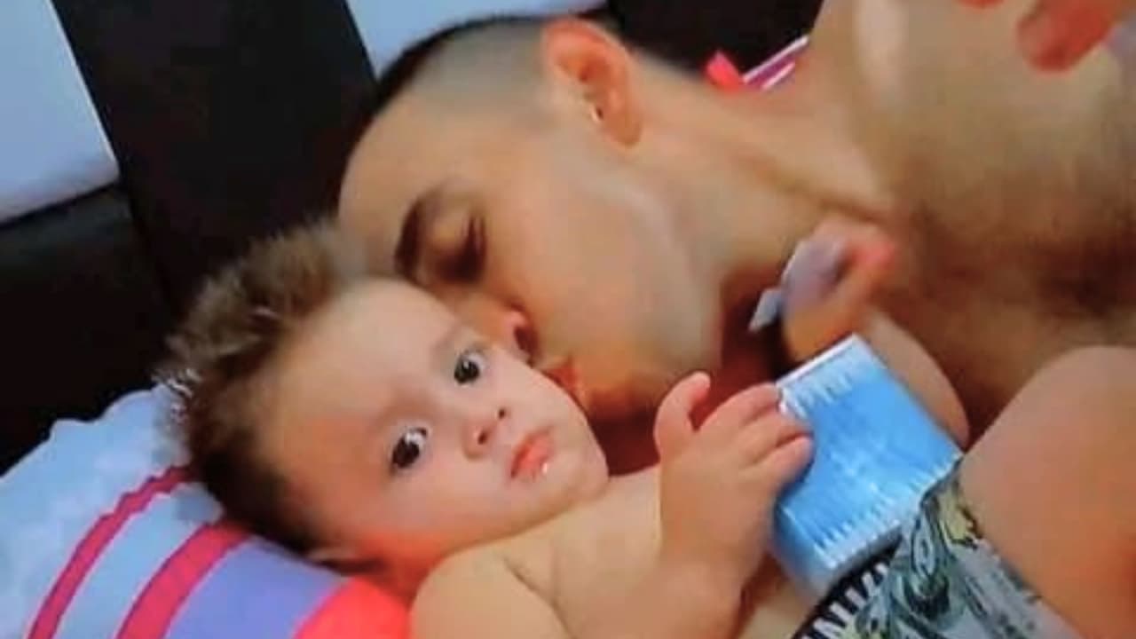 Javier Ramírez comparte una fotografía conmovedora junto a su hijo pequeño, quien desapareció junto a su madre durante una peligrosa travesía desde Venezuela hacia Estados Unidos.