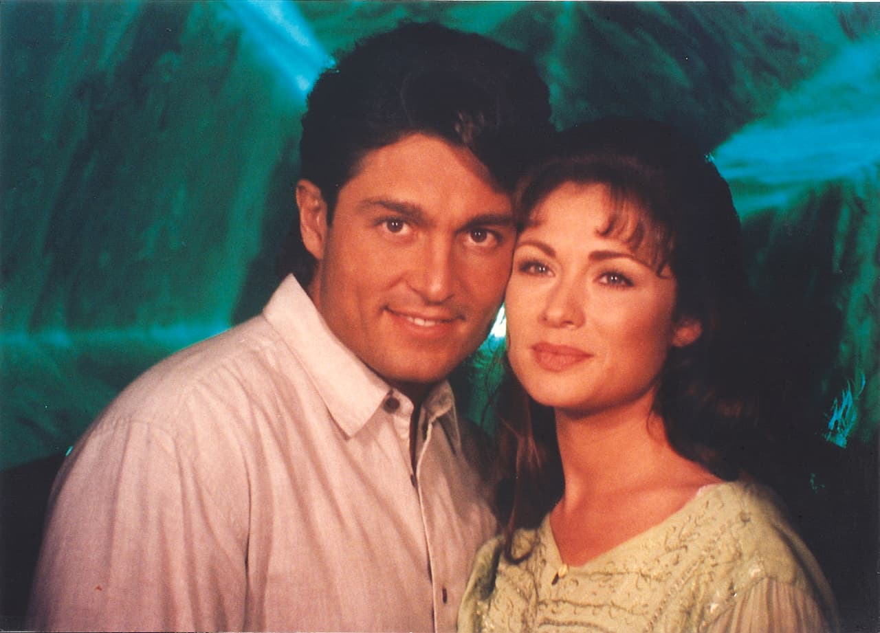 Este melodrama, escrito por la cubana Delia Fiallo, lo protagonizó a los 29 años junto a Fernando Colunga.