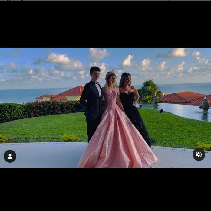 "Sin olvidar que somos sus papás porque podemos ser amigos de nuestros hijos, pero qué importante es cuando tienes bien definida esa línea: 
<b>sí soy tu amiga, pero también soy tu mamá</b>". 
<br>