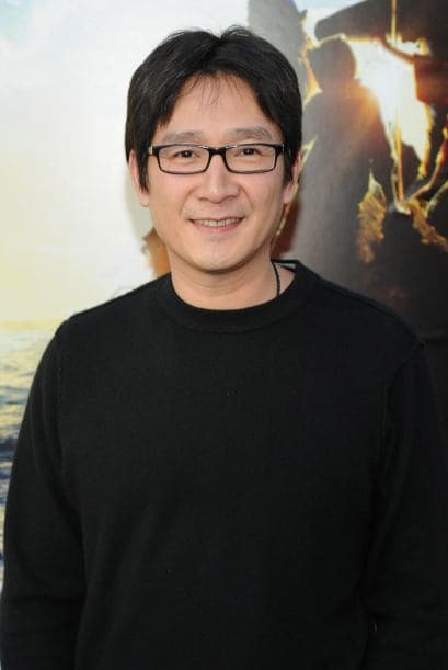 Ahora se hace llamar Jonathan Ke Quan y así se ve el señorito... de 42 años.Más estrenos, escenas y fotos de películas aquí.