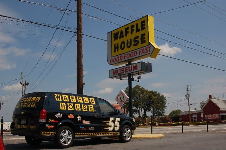 <b><a href="https://www.wafflehouse.com/museum/" target="_blank">Waffle House Museum (Decatur)</a></b>. La primera sede de Waffle House abrió en 1955 cuando dos vecinos se dieron cuenta de que su comunidad necesitaba un restaurante abierto las 24 horas. El restaurante de Decatur fue restaurado con su encanto original, y el museo presenta recuerdos de Waffle House de los últimos 60 años.