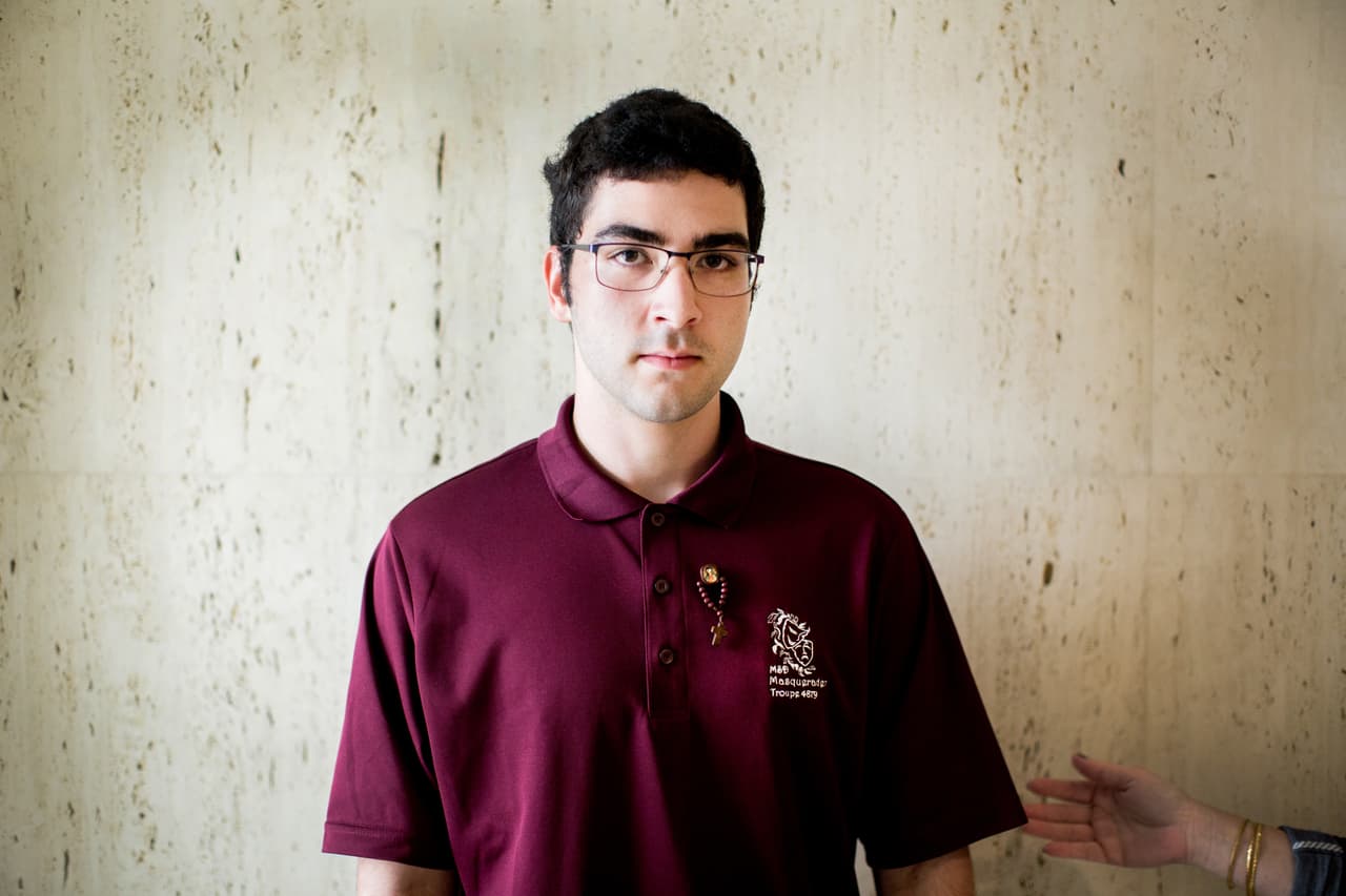 <b>Lorenzo Prado</b> no solo sufrió la traumática experiencia de sobrevivir a un tiroteo y ver morir a sus amigos y su entrenador. “Mi caso fue diferente al resto”, explicó este puertorriqueño de 17 años. Dice que tenía la misma ropa, color y estructura facial que el atacante y pensaron que él era quien había perpetrado la masacre. Se encontró con las manos alzadas con seis agentes apuntándolo y pensando que iba a morir. Prado cuenta que se sintió culpable –por haber cerrado la puerta del auditorio y por no haber llamado a su madre–, pero ahora ya no. Ahora pide acción política: “Nikolas Cruz fue capaz de comprar una arma de asalto antes de poder comprar cerveza”, dijo en Tallahassee.