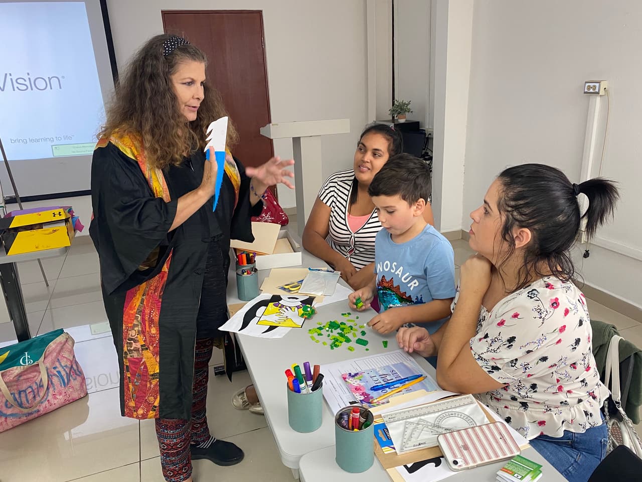 Marichal, conocida por su personaje de María Chuzema la que cuenta cuentos, ha estado ofreciendo talleres a las asistentes sobre cómo crear materiales educativos sencillos con papeles, cartulinas, pinturas que pueden crear los mismos niños para enriquecer la experiencia educativa.