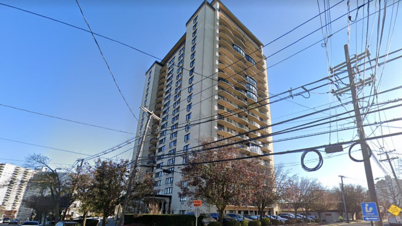 Niño de 7 años muere tras caer de edificio departamental en Nueva Jersey