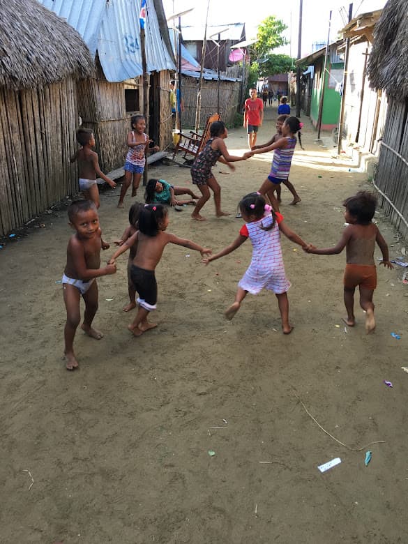 Niños jugando en Gardi Sugdub, una de las islas de Guna Yala, que son amenazadas por la subida del nivel del mar frente a la costa atlántica de Panamá.