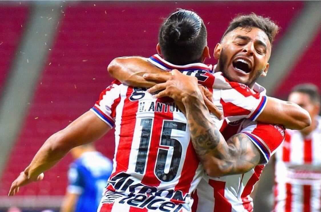 Alexis Vega y Uriel Antuna esperan al 'Pocho' Guzmán en Chivas