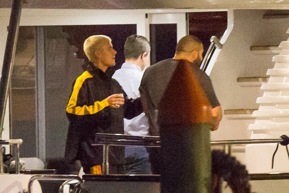 Justin Bieber fue visto de fiesta en un barco con alrededor de diez mujeres, bebiendo, charlando y bailando hasta bien entrada la noche, desembarcando alrededor de la 1:30 a. m. el 12 de marzo. Justin también pareció entrar en una discusión con uno de sus guardias de seguridad antes de darle un abrazo.