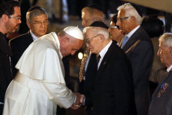 Y pidió a Dios que no se repita "una monstruosidad" como el Holocausto.