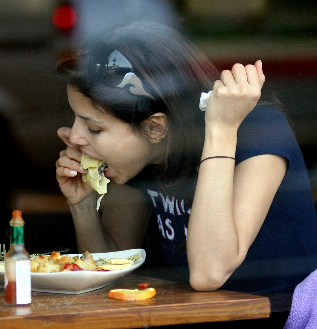 Eva Longoria se ensucia las manos con tal de comer tacos.