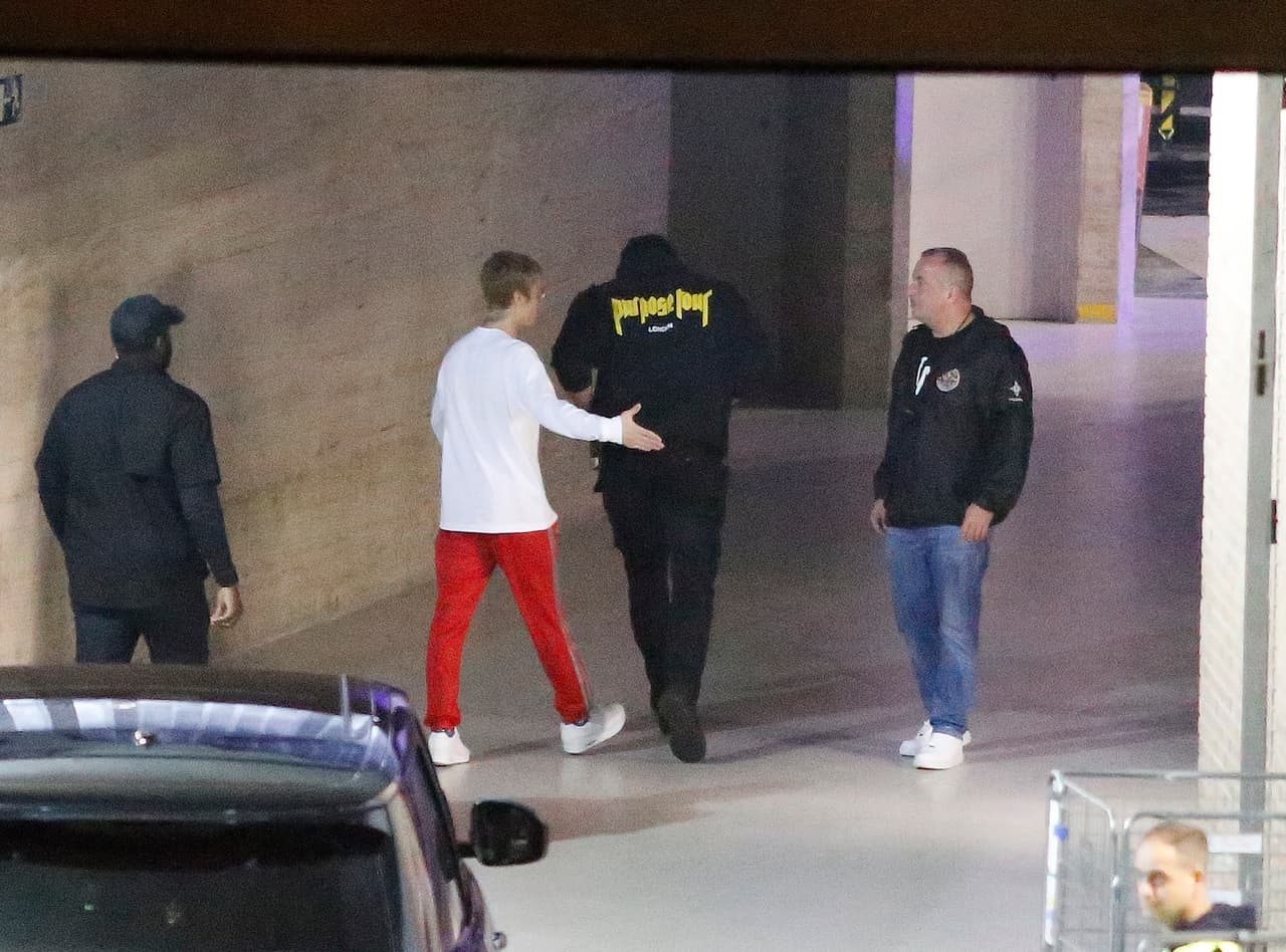 Se retiró del lugar, todavía muy molesto.