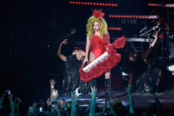 Y si de protagonistas de momentos bochornosos hablamos aquí tenemos a Lady Gaga, quien una ocasión hizo que una mujer le vomitara encima...