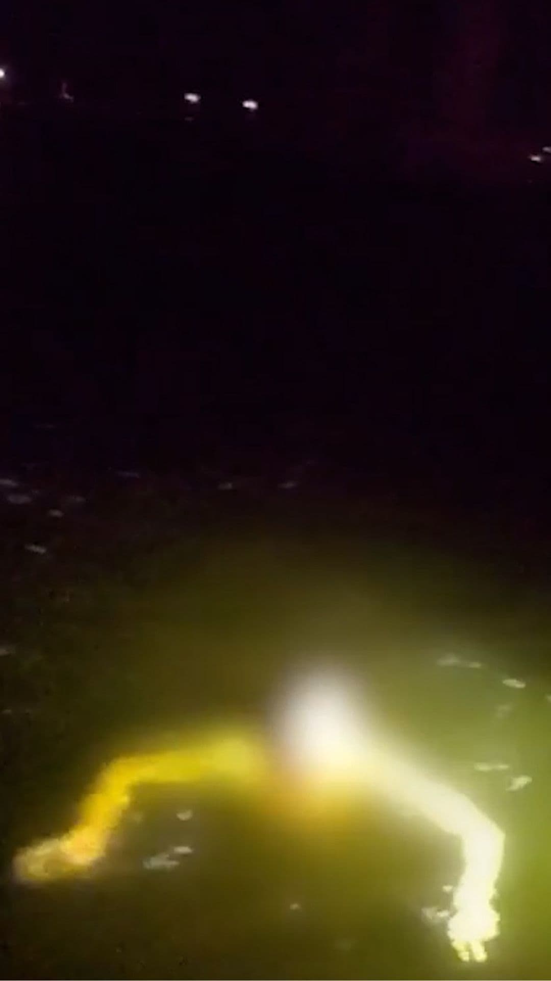 Presta su bote para rescatar a un hombre de un río