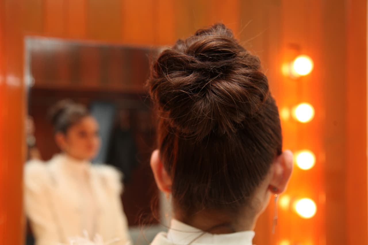 Ésta fue la primera vez que la vimos con un chongo alto; ella misma calificó su look como "muy Jueza de Hierro'.