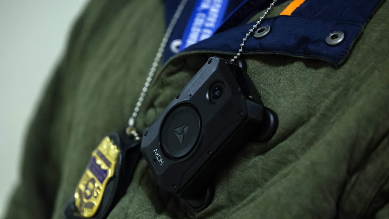 ¿Están los agentes de ICE obligados a documentar todos sus operativos y a utilizar cámaras corporales?
