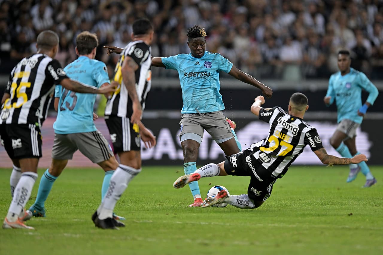 Atlético Mineiro derrotó 1-0 a Emelec en la vuelta de los Octavos de Final y avanzó a la siguiente ronda tras empatar 1-1 en la ida.