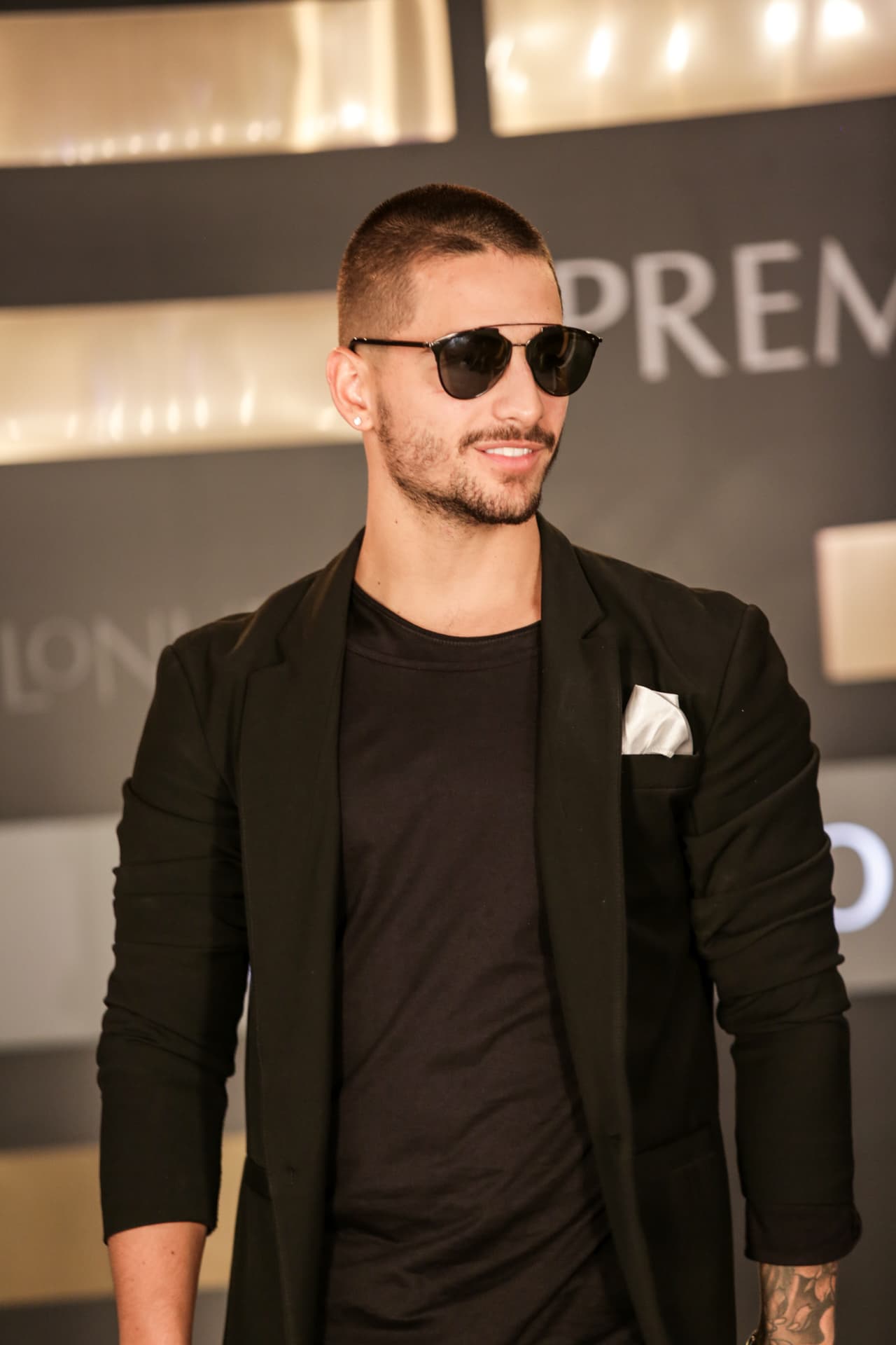 Maluma llegó hecho un papacito.