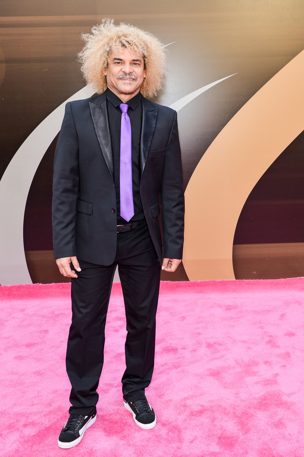 El Pibe Valderrama arribó a la alfombra fiel a su estilo, ¡con tremendo chinos rubios!