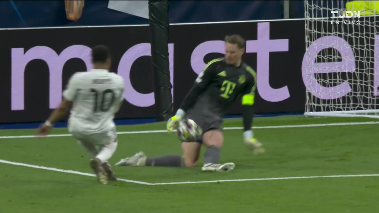 ¡Atajada enferma de Neuer! El arquero alemán le gana el duelo a Mbappé