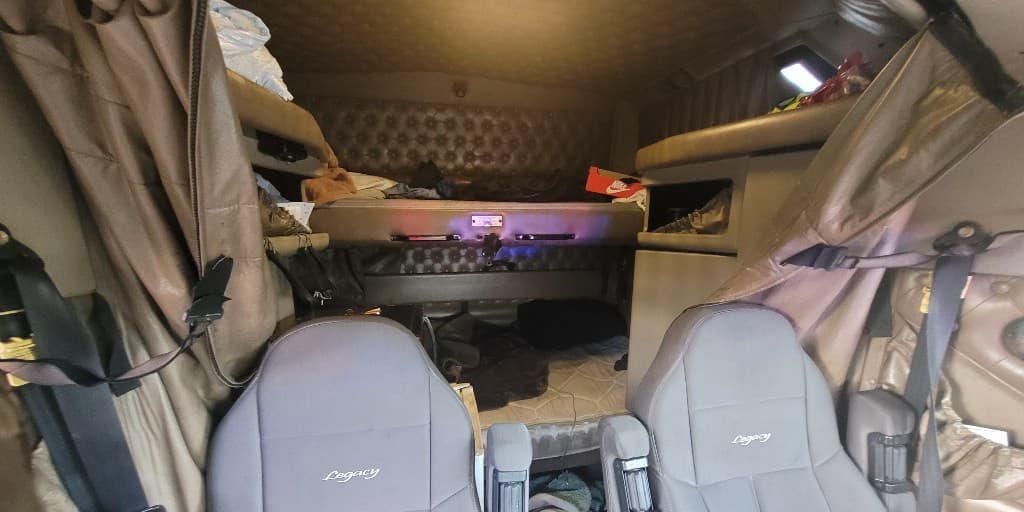 En un camión los agentes de la Patrulla Fronteriza encontraron a seis migrantes escondidos en el coche cama.