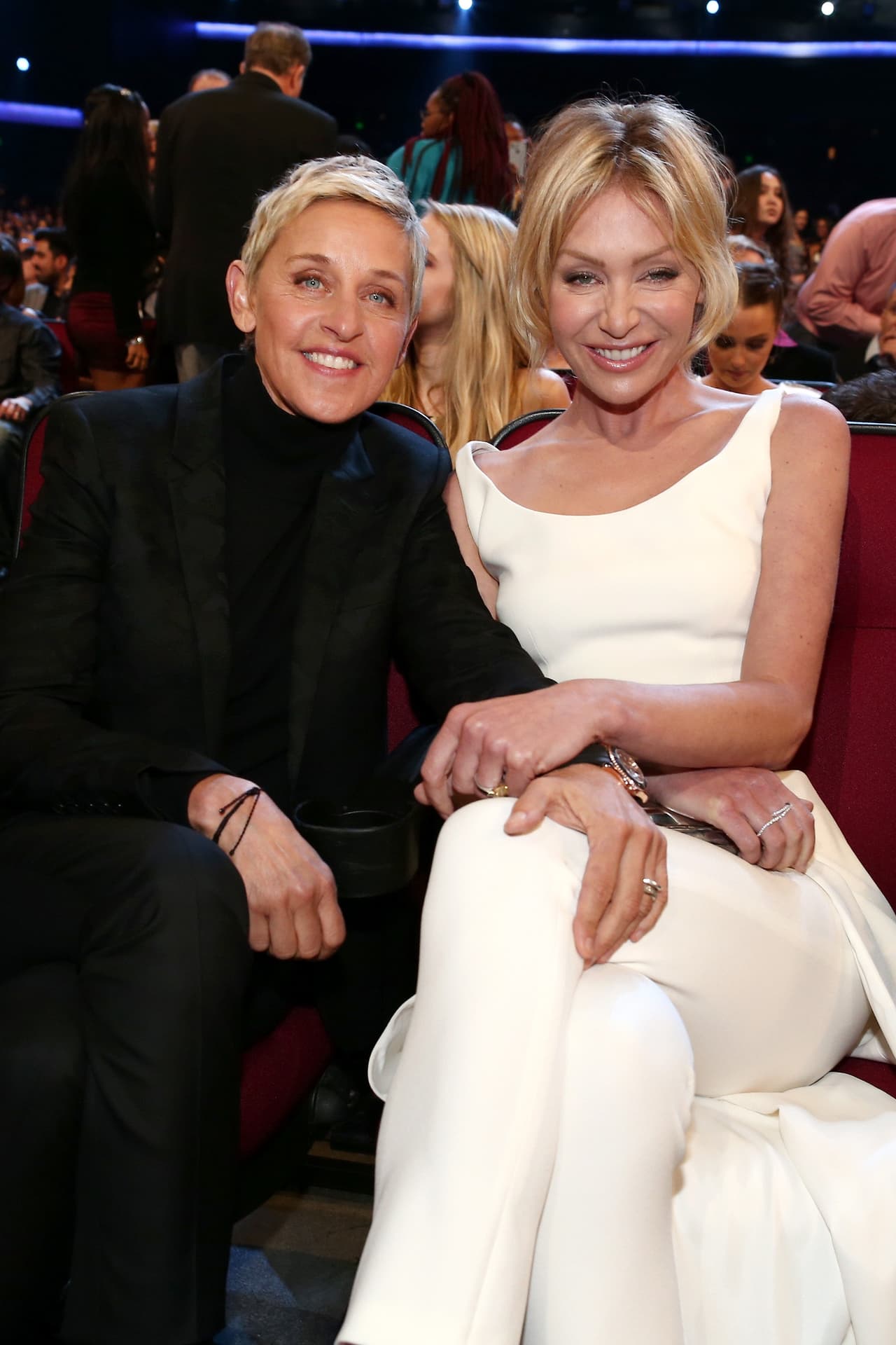 Ellen DeGeneres y su esposa, Portia de Rossi, en el público.