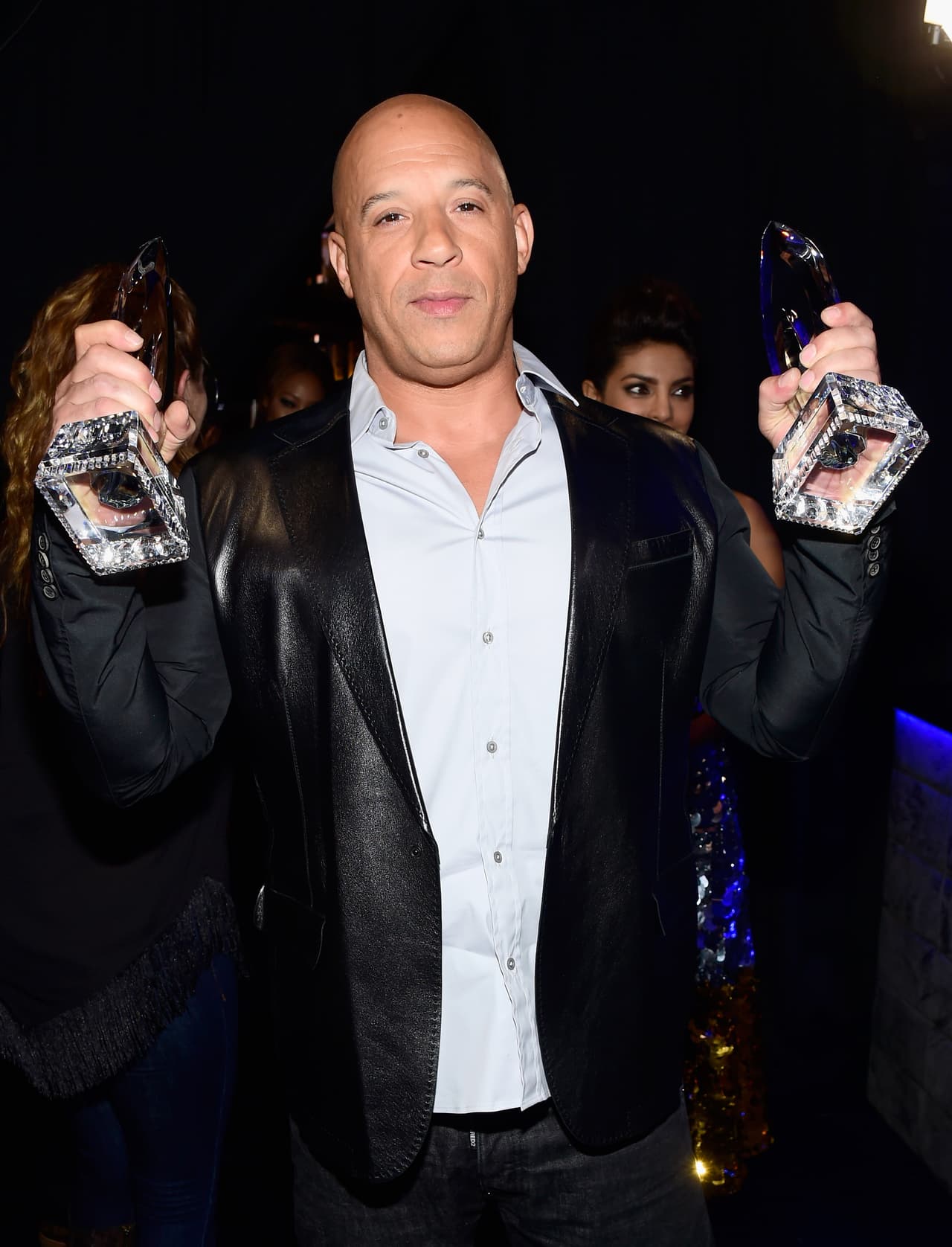 Vin Diesel con sus dos trofeos.