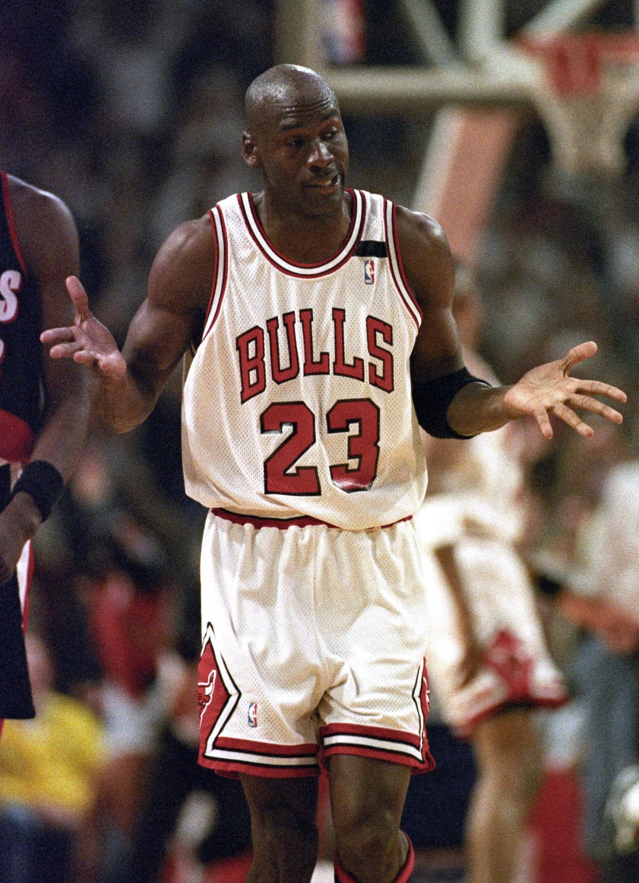En las finales de 1992, Michael Jordan anotó seis triples y 35 puntos, su sexto y final triple llevó a MJ a uno de los momentos más icónicos de su carrera, ‘The Shrug Game' o el juego donde se encogió de hombros.