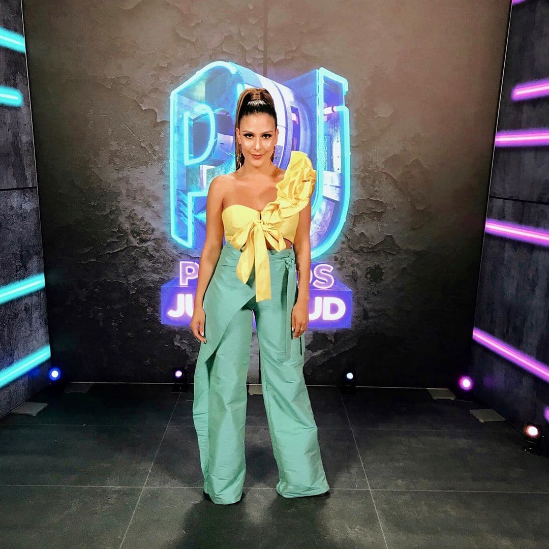 Jessica Rodríguez no podía faltar en la gran noche después de la cobertura completa que hizo para Despierta América. La conductora más joven del show posó con un conjunto en tonos pasteles que destacó por los detalles en el hombro y el centro de la blusa. El cabello recogido fue la opción ideal para lucir su atuendo.
<br>