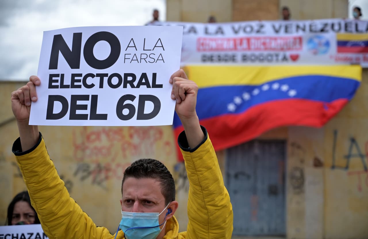 Opositores al régimen de Maduro manifestaron su oposición a las elecciones parlamentarias, señalando que representan una farsa y que los resultados estarán amañados en favor del oficialismo.
