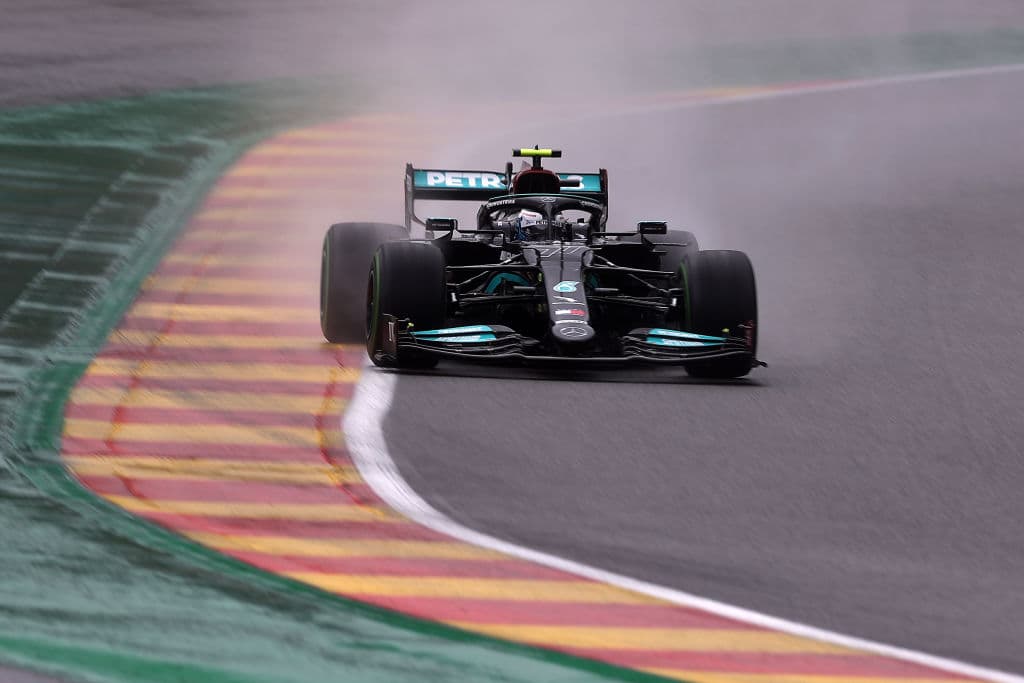 Max Verstappen aseguró la pole position con un tiempo de 1:59.765, sorpresivamente el piloto que consiguió el segundo mejor tiempo fue el británico George Russell con 2:00.086 y en la tercera plaza quedó el heptacampeón de la Fórmula 1, Lewis Hamilton, con un tiempo de 2:00.099.