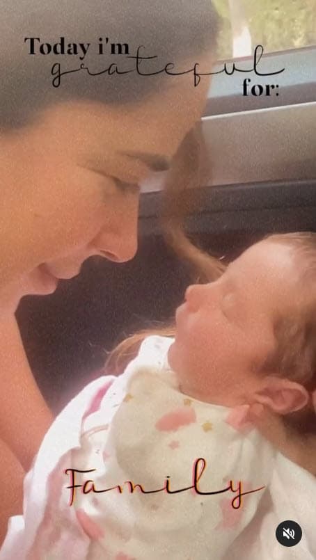 "¡Mis niñas de luz! Con su amor han venido a terminar de transformarnos a su papá y a mí. Inexplicable todo lo que siento. 
<b>Llegaron antes de lo que aquí esperábamos, pero los tiempos de allá arriba fueron otros</b>... Lo importante es que nuestro camino ya comenzó y es ¡para siempre! Juntos pa' delante", se lee.
<br>