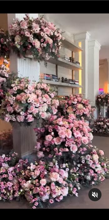 El rapero le dio la sorpresa y ella no tardó en documentar cómo estaba su mansión de Hidden Hills, California, inundada de pétalos rosados, rojos y blancos. Lo etiquetó al compartir las imágenes.