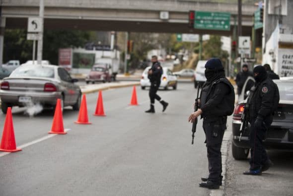 De un lado de la carretera es territorio zeta, del otro lado los integrantes del cártel del Golfo se apropian del terreno. Los enfrentamientos se suscitan casi a diario para 'adueñarse' de esta ciudad, según informes de la policía nacional y local.