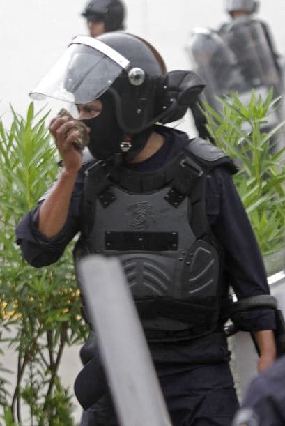 Policías federales tomaban piedras para responder a las agresiones.