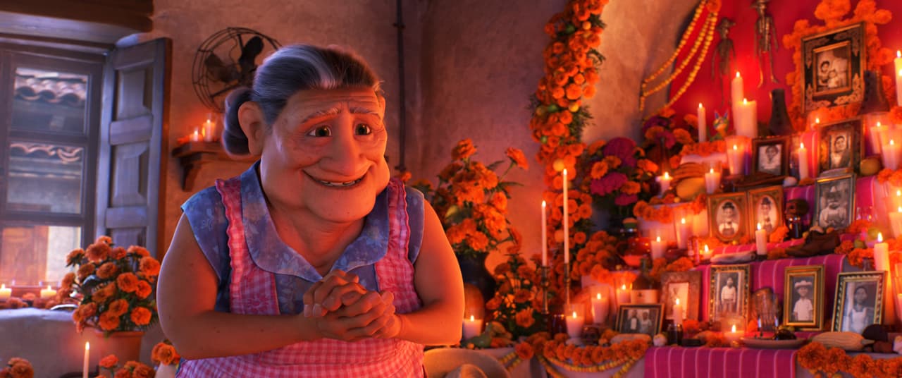 Abuelita fue uno de los personajes más populares y recuerda a la típica abuela que se pondría muy brava si rechazas su comida.