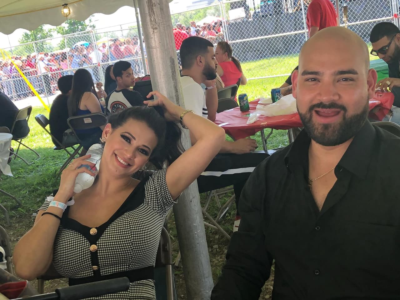 El calor estaba intenso, el sol radiante y la música no paraba. Carlita y El Pelón buscaron algo de sombra y agua para refrescarse.