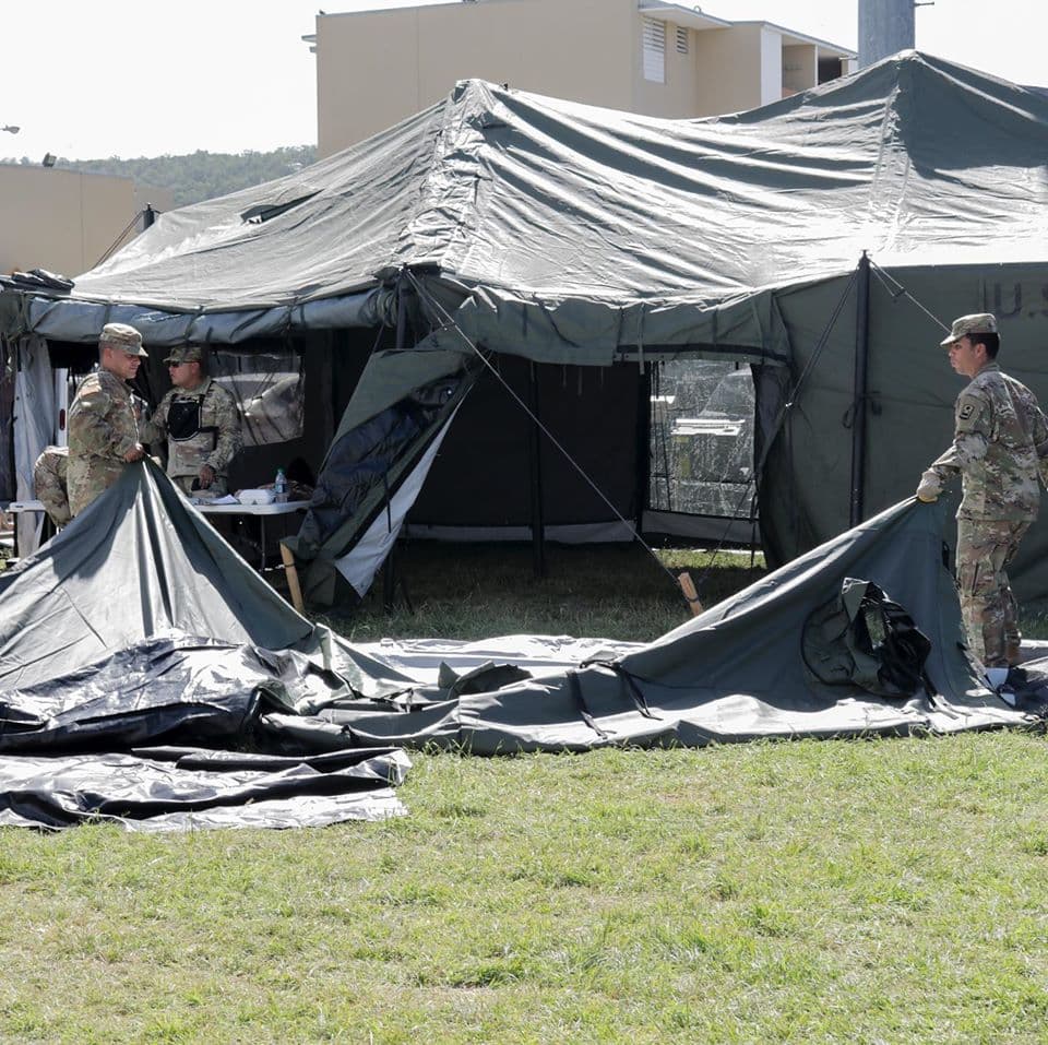 Miembros de la Guardia Nacional y del Ejército de los Estados Unidos montaron los "tent cities".